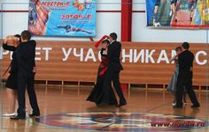 Учащиеся Кулясовской основной школы исполняют вальс.