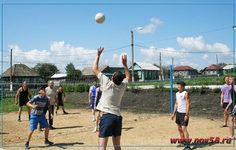На спортивной площадки молодежь играла в волейбол