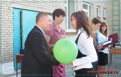 Глава администрации Камешкирского района Н. П. Крутов вручил благодарственные письма активным ученикам