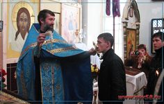 Настоятель Троице-Сергиевой церкви благословляет призывников