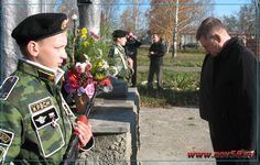 Глава администрации района Н.П.Крутов и глава Чумаевской сельской администрации А.В.Митцев возлагают цветы