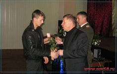 Глава администрации района Н. П. Крутов и военком Ю. В. Мураев вручили призывникам повестки и памятные подарки