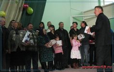 Глава администрации района вручает семьям подарки