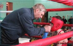 Тренер В. Г. Тарасов дает наставления юному боксеру