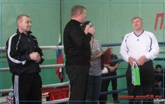 Глава района В. Н. Жиряков поздравляет тренера В. Г. Тарасова с днем рождения