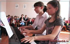 Воспитанницы школы искусств Лиза Круглова и Алина Чиркина на благотворительном празднике