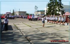 Кадеты Камешкирской средней школы торжественно выстраиваются перед памятником | Новь