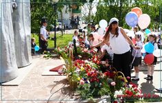 Цветы к памятнику возлагают дети и подростки | Новь
