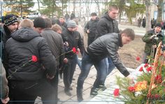 Призывники возлагают цветы к памятнику павшим воинам в селе Большой Умыс.