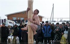Любимая забава - лазание на столб на проводах Масленицы в Камешкирском районе | Новь