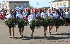 Учащиеся возложили гирлянды к памятнику на праздновании Дня победы в Русском Камешкире | Новь