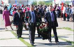 Первые лица района возложили цветы к памятнику на праздновании Дня победы в Русском Камешкире | Новь