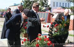 Ветераны возложили цветы к памятнику на праздновании Дня победы в Русском Камешкире | Новь