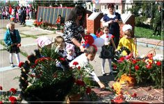 Дети возложили цветы к памятнику на праздновании Дня победы в Русском Камешкире | Новь