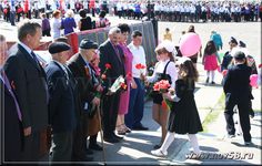 Дети подарили цветы ветеранам на праздновании Дня победы в Русском Камешкире | Новь