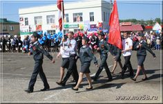 Вынос знамени на праздновании Дня победы в Русском Камешкире | Новь