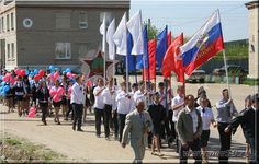 Колонна учащихся на праздновании Дня победы в Русском Камешкире | Новь