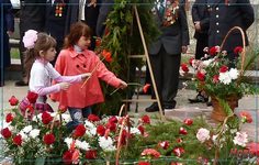 Цветы к памятнику возложили самые юные камешкирцы.