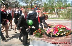 Пионеры возлагают цветы к памятнику погибшим воинам.