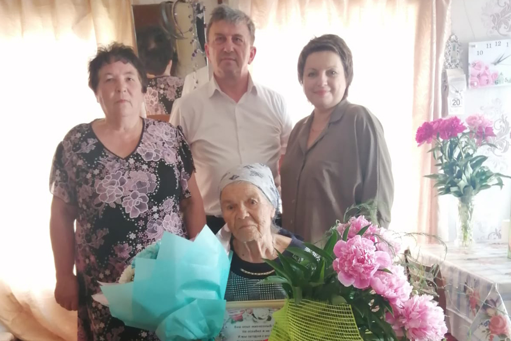 Старейший педагог Камешкирского района отметила День рождения