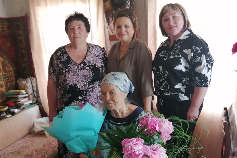 Старейший педагог Камешкирского района отметила День рождения