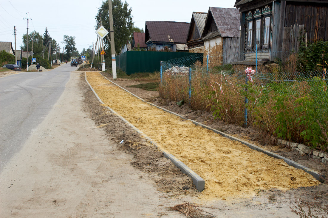 В Русском Камешкире укладывают тротуар по одной из улиц