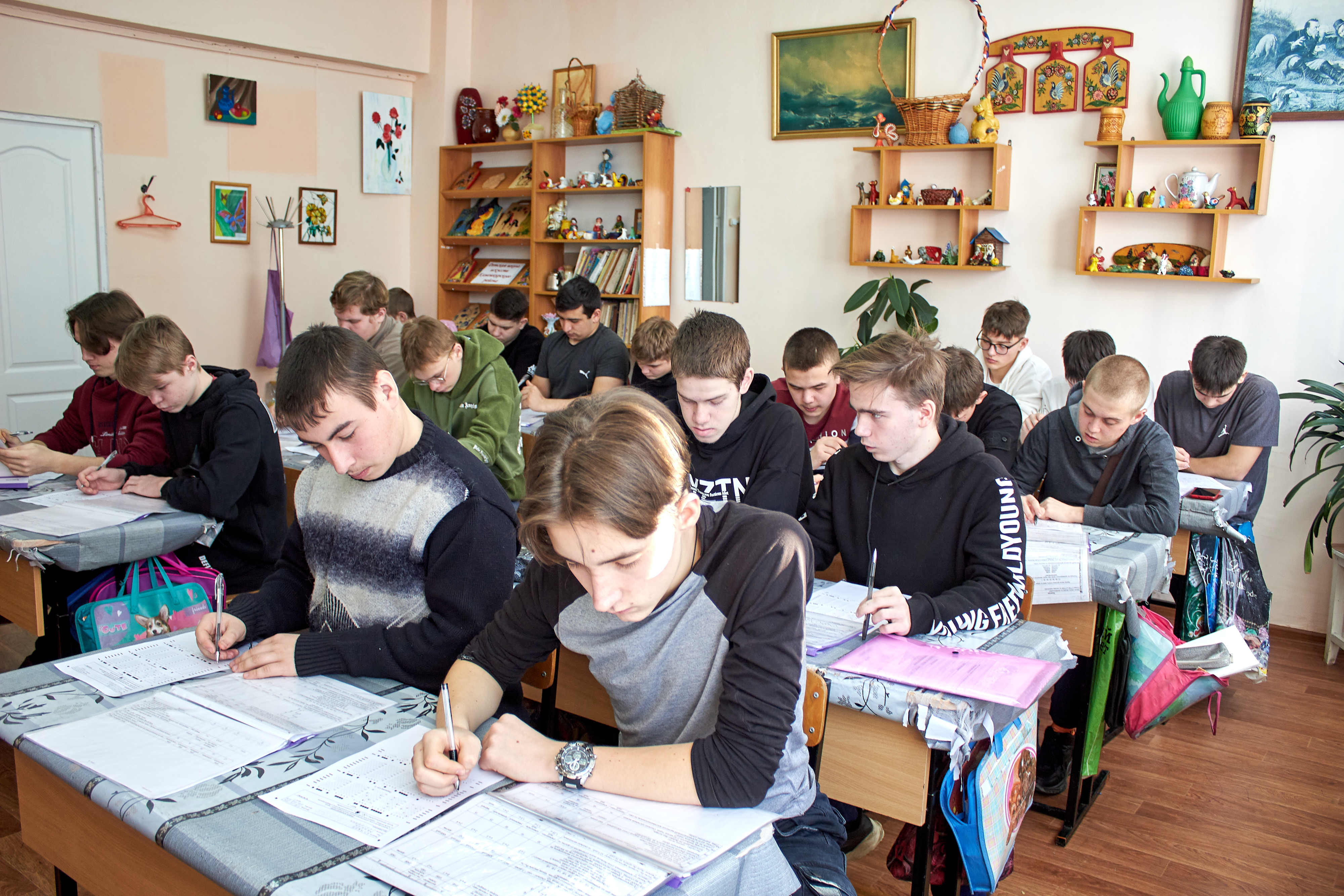 Юношам из сёл Камешкирского района вручили удостоверение призывника