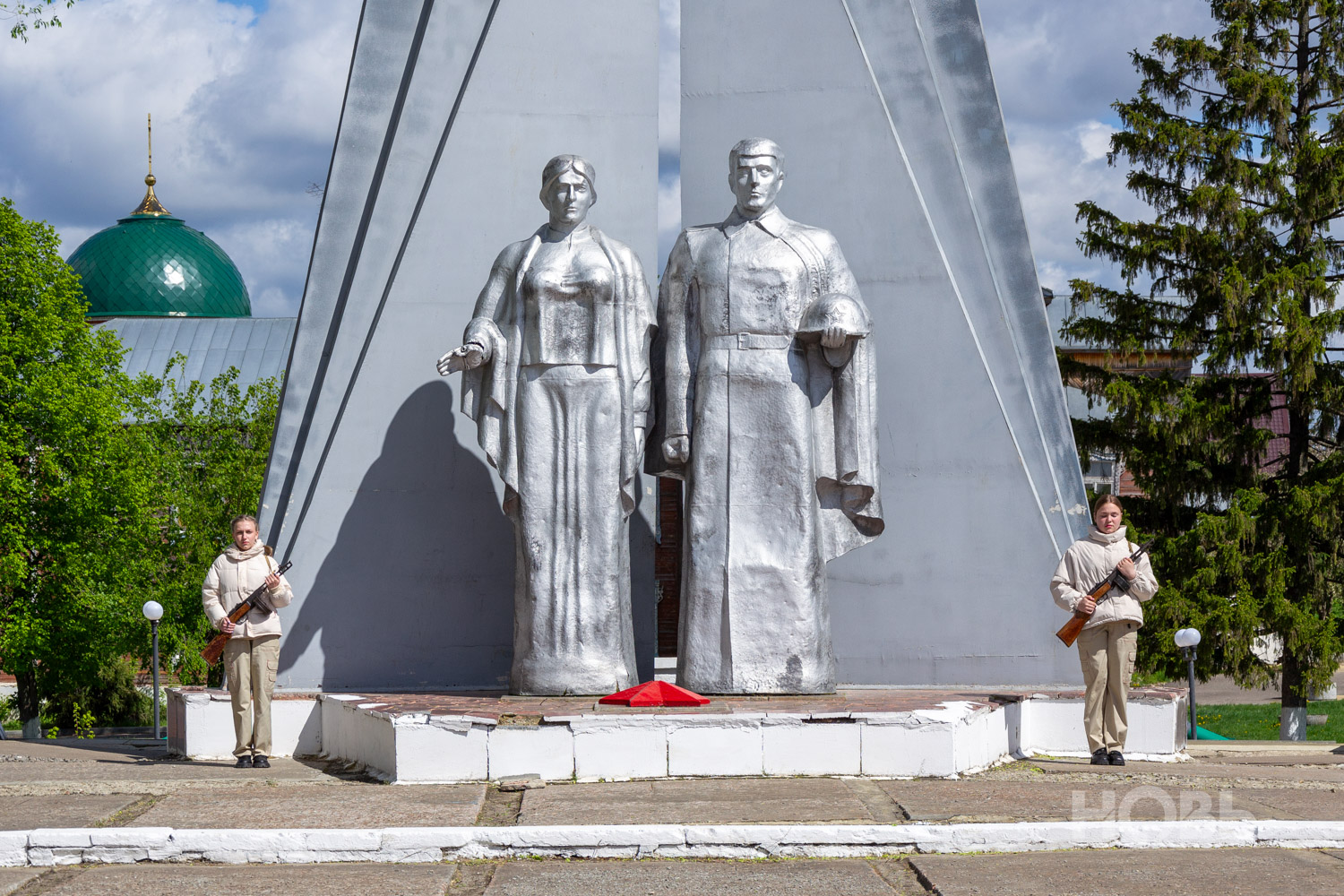 Камешкирские школьники несут Вахту Памяти у памятника павшим воинам (8 фото)